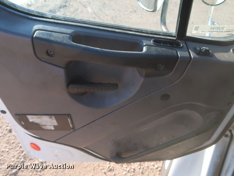 image for item MJ9194 2010 Freightliner Business Class M2  fuel / lube truck