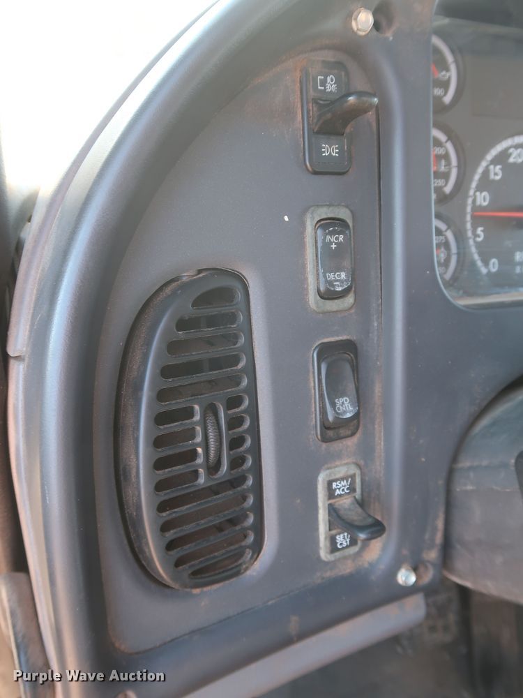 image for item MJ9194 2010 Freightliner Business Class M2  fuel / lube truck