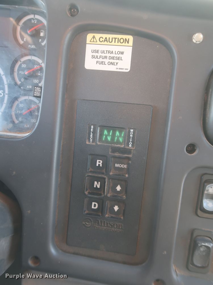 image for item MJ9194 2010 Freightliner Business Class M2  fuel / lube truck