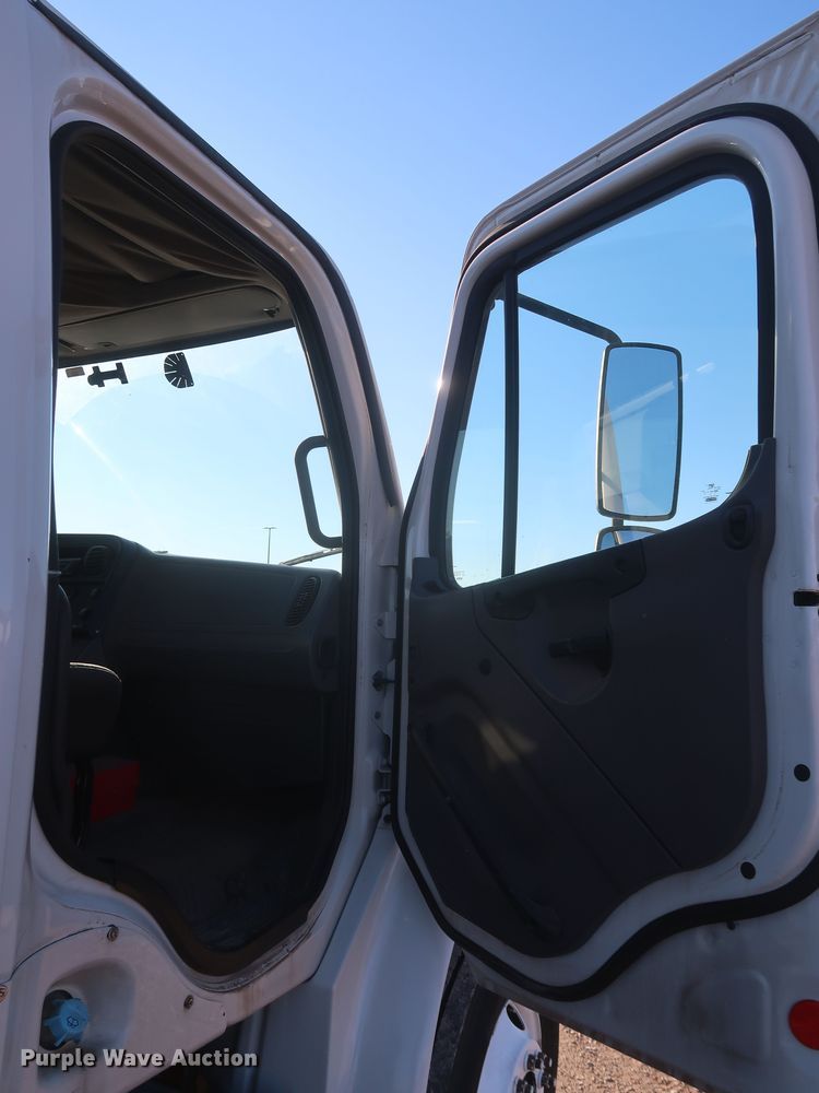 image for item MJ9194 2010 Freightliner Business Class M2  fuel / lube truck