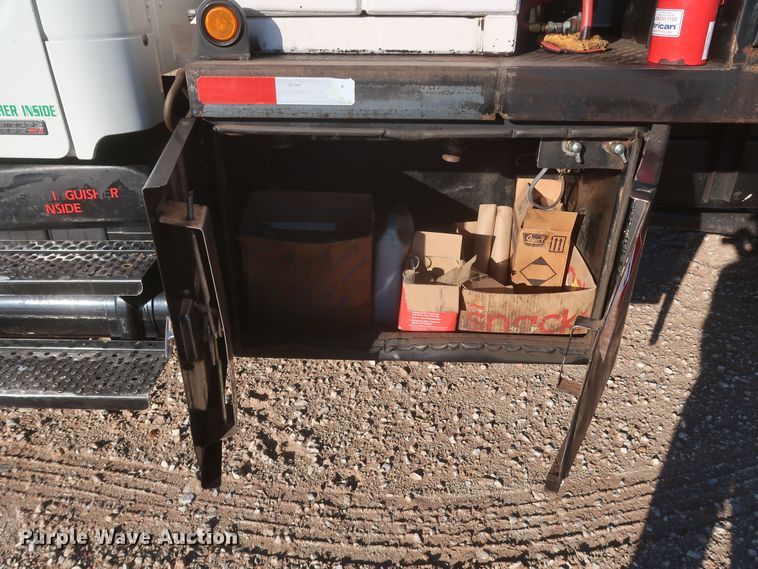 image for item MJ9194 2010 Freightliner Business Class M2  fuel / lube truck