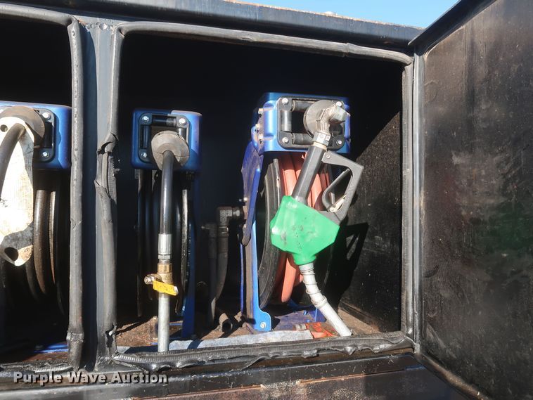 image for item MJ9194 2010 Freightliner Business Class M2  fuel / lube truck