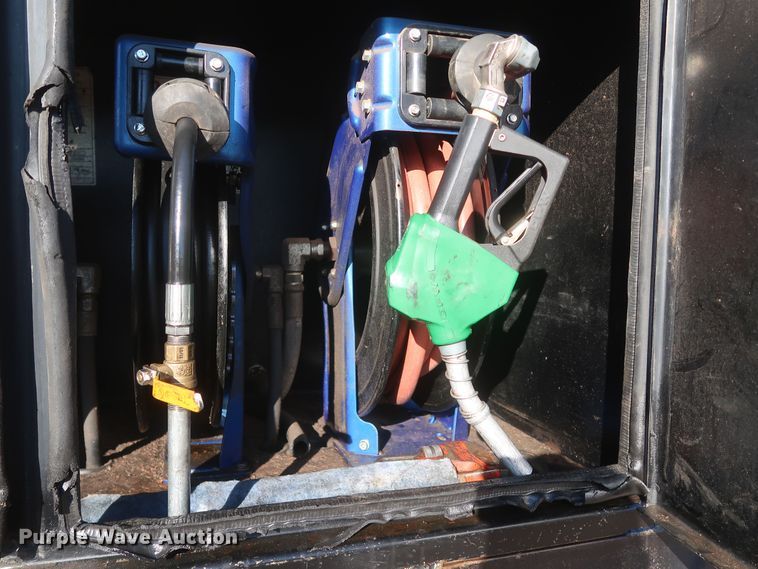 image for item MJ9194 2010 Freightliner Business Class M2  fuel / lube truck