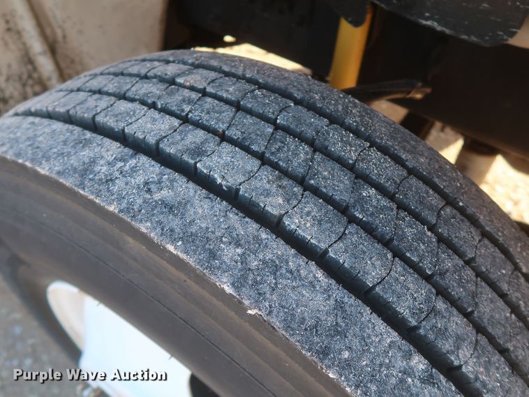 image for item MJ9194 2010 Freightliner Business Class M2  fuel / lube truck