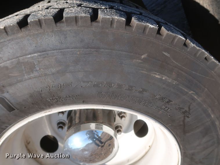 image for item MJ9194 2010 Freightliner Business Class M2  fuel / lube truck