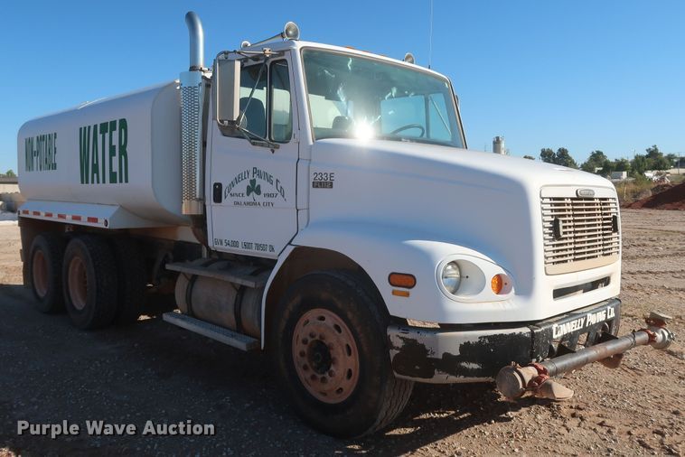 image for item MJ9202 2000 Freightliner FL112  water truck