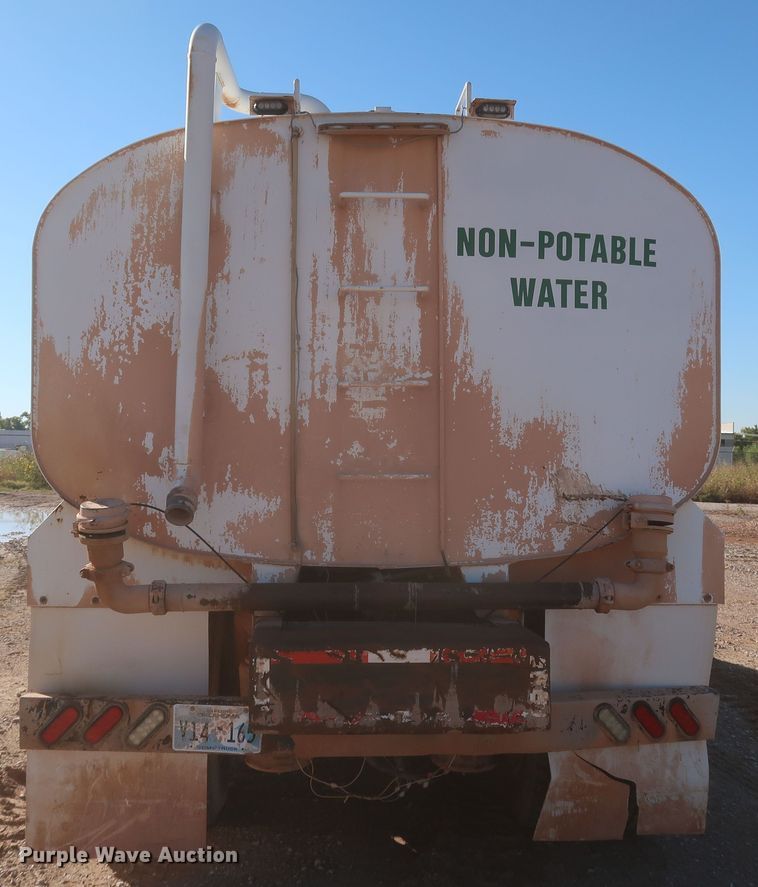 image for item MJ9202 2000 Freightliner FL112  water truck