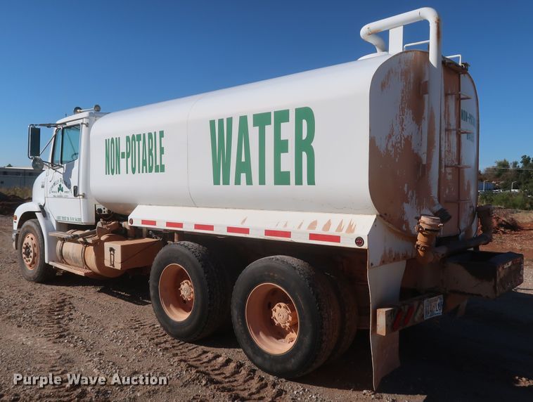 image for item MJ9202 2000 Freightliner FL112  water truck