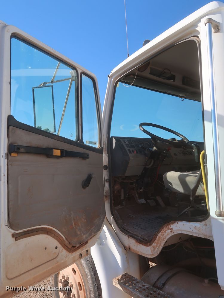 image for item MJ9202 2000 Freightliner FL112  water truck