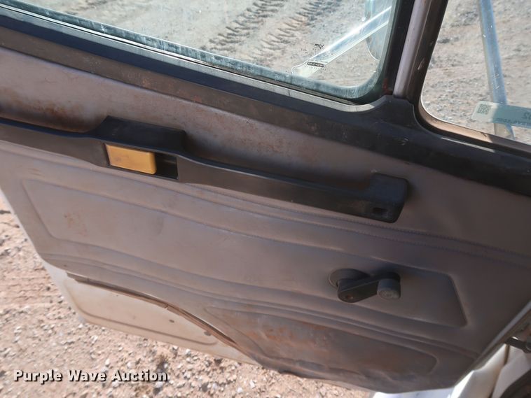 image for item MJ9202 2000 Freightliner FL112  water truck