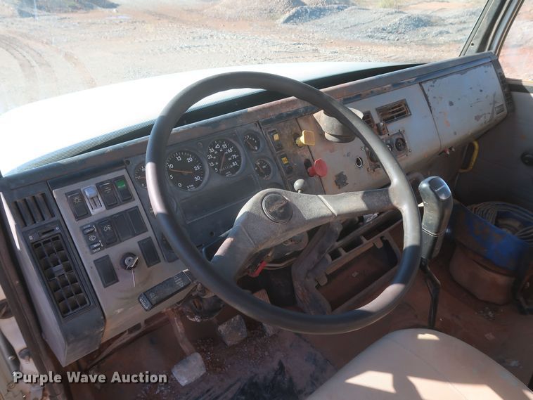 image for item MJ9202 2000 Freightliner FL112  water truck