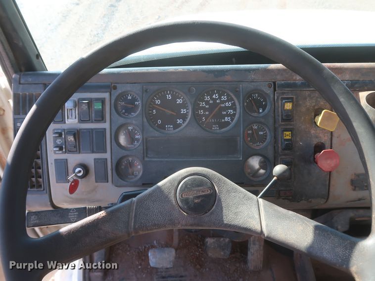 image for item MJ9202 2000 Freightliner FL112  water truck