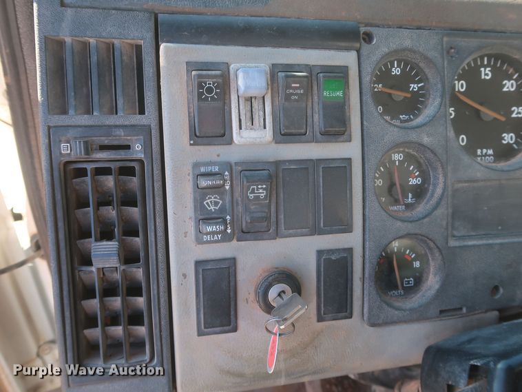 image for item MJ9202 2000 Freightliner FL112  water truck