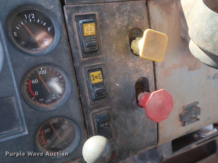 image for item MJ9202 2000 Freightliner FL112  water truck