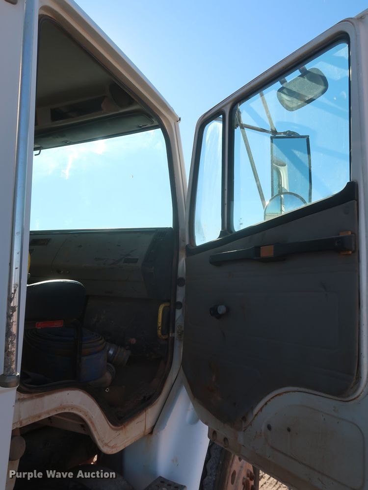 image for item MJ9202 2000 Freightliner FL112  water truck