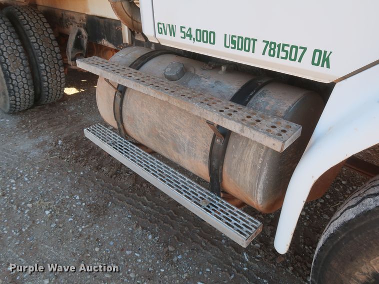 image for item MJ9202 2000 Freightliner FL112  water truck