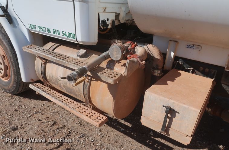 image for item MJ9202 2000 Freightliner FL112  water truck