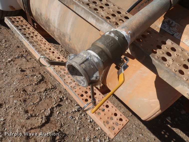 image for item MJ9202 2000 Freightliner FL112  water truck