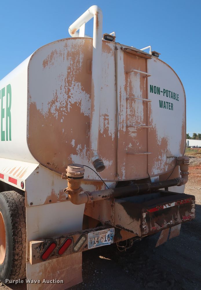 image for item MJ9202 2000 Freightliner FL112  water truck