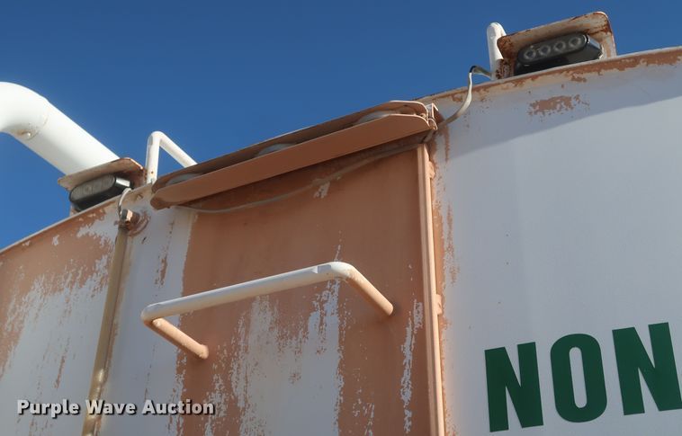 image for item MJ9202 2000 Freightliner FL112  water truck