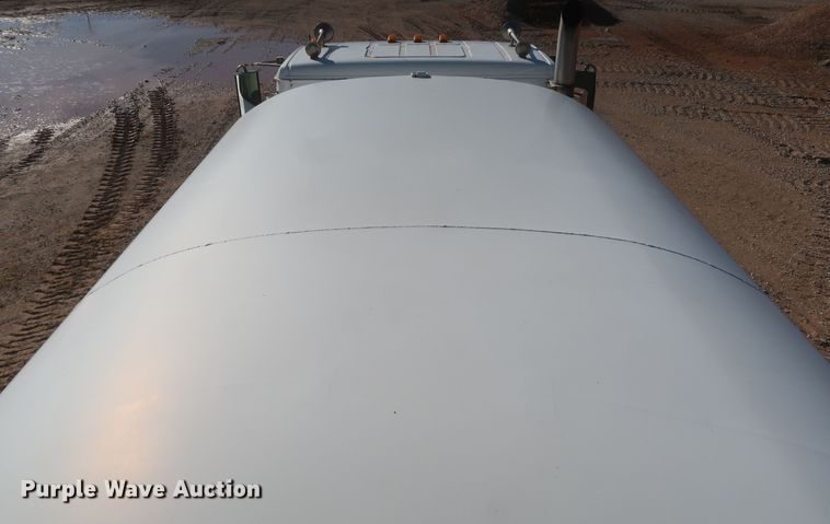 image for item MJ9202 2000 Freightliner FL112  water truck