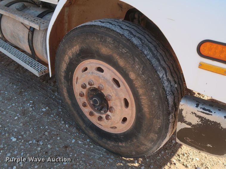 image for item MJ9202 2000 Freightliner FL112  water truck