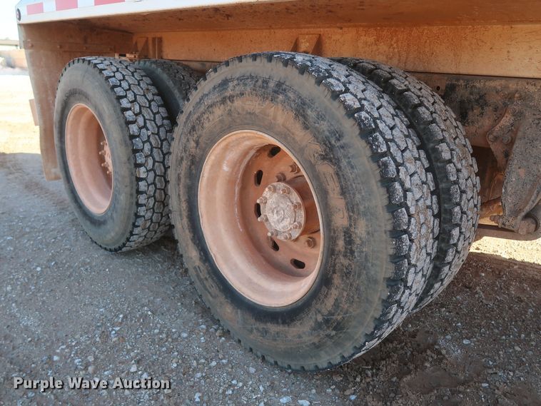 image for item MJ9202 2000 Freightliner FL112  water truck