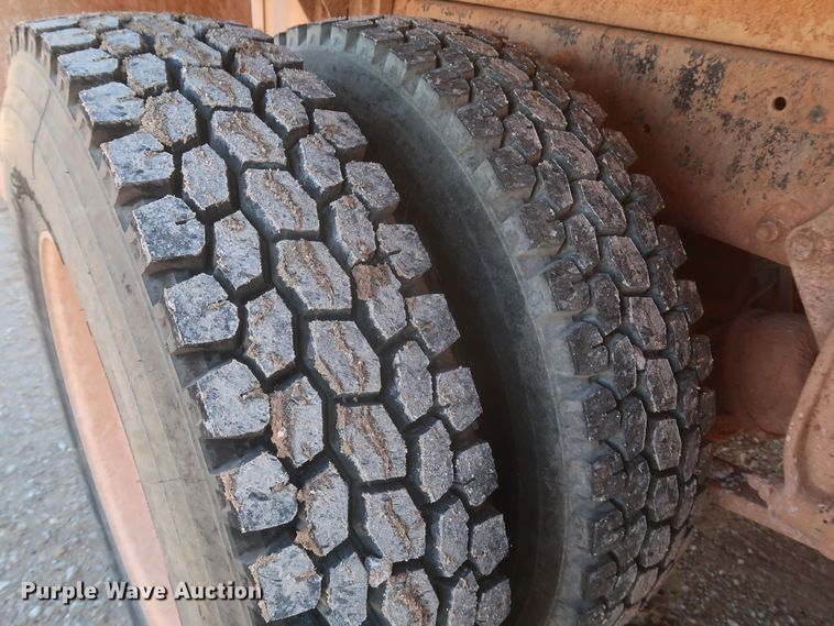 image for item MJ9202 2000 Freightliner FL112  water truck