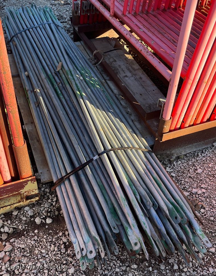 image for item MN9456 Approximately 84 scaffolding uprights