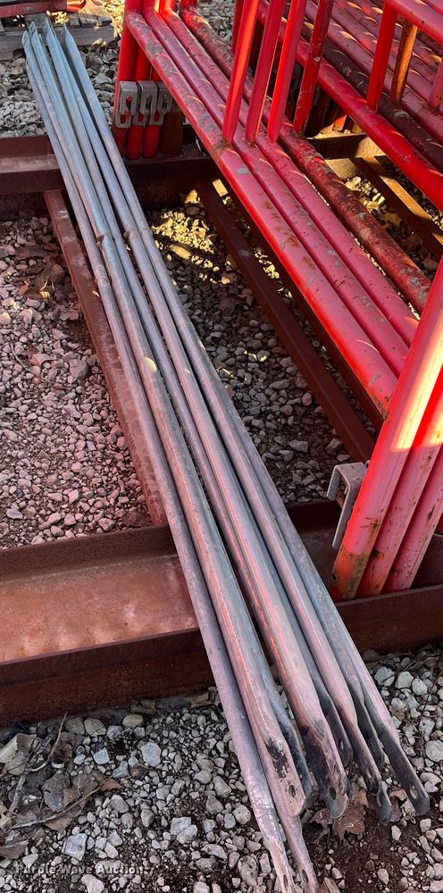 image for item MN9456 Approximately 84 scaffolding uprights