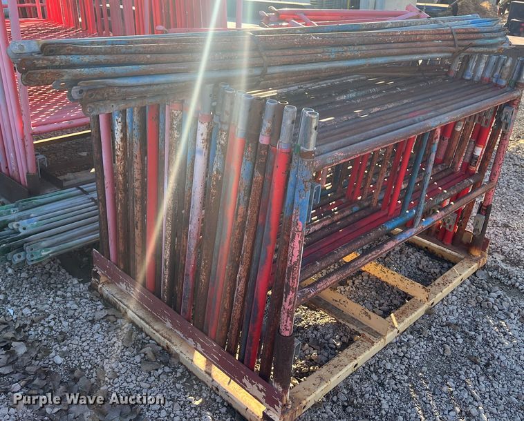 image for item MN9456 Approximately 84 scaffolding uprights