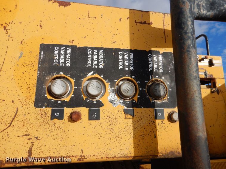 image for item MT9896 1997 Gomaco Commander III GT6300  slip form paver