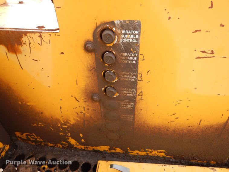 image for item MT9896 1997 Gomaco Commander III GT6300  slip form paver