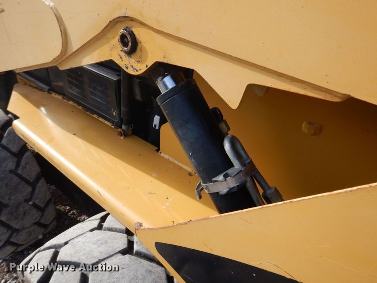 image for item MW9419 2006 Caterpillar 242B  skid steer loader
