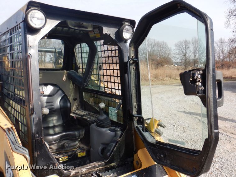 image for item MW9419 2006 Caterpillar 242B  skid steer loader