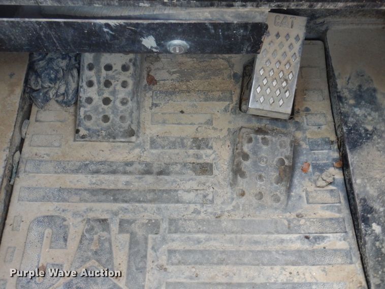 image for item MW9419 2006 Caterpillar 242B  skid steer loader