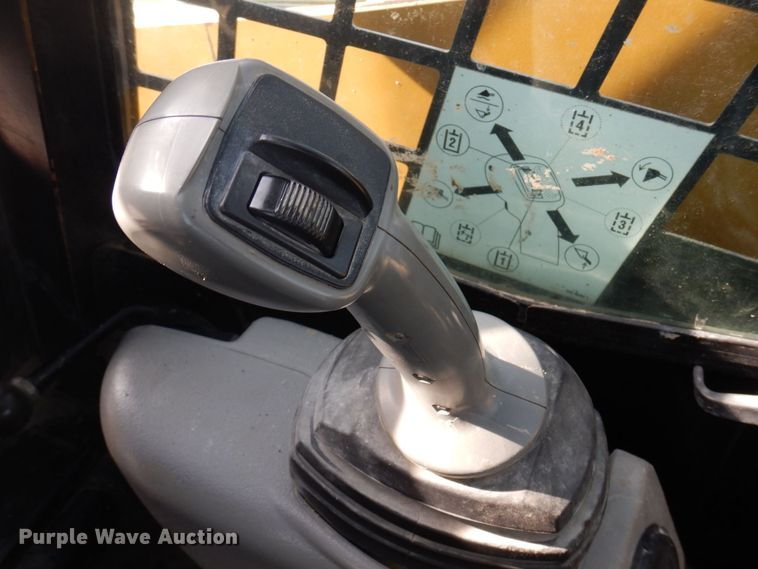 image for item MW9419 2006 Caterpillar 242B  skid steer loader