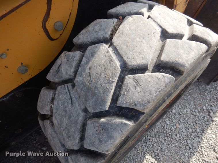 image for item MW9419 2006 Caterpillar 242B  skid steer loader