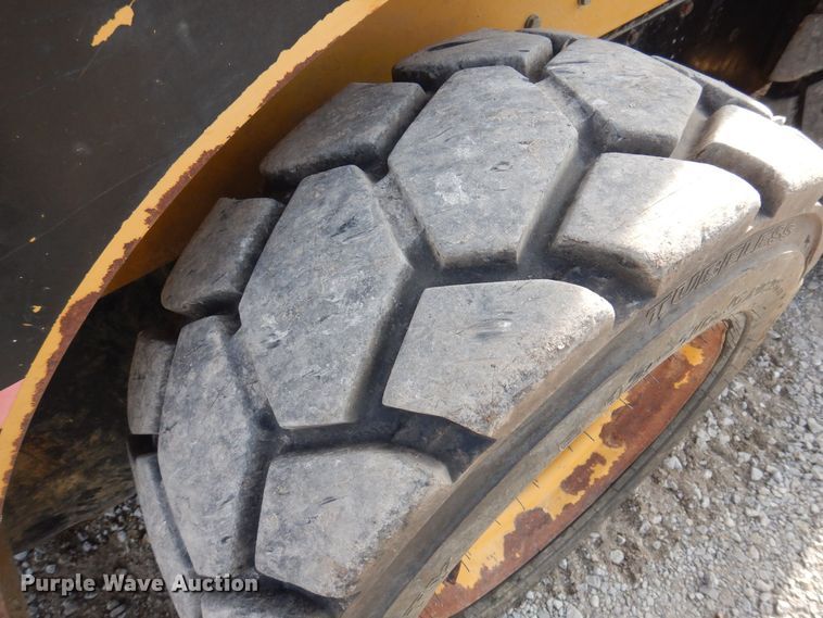 image for item MW9419 2006 Caterpillar 242B  skid steer loader