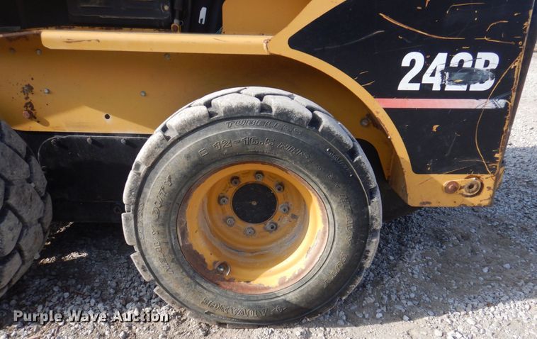 image for item MW9419 2006 Caterpillar 242B  skid steer loader
