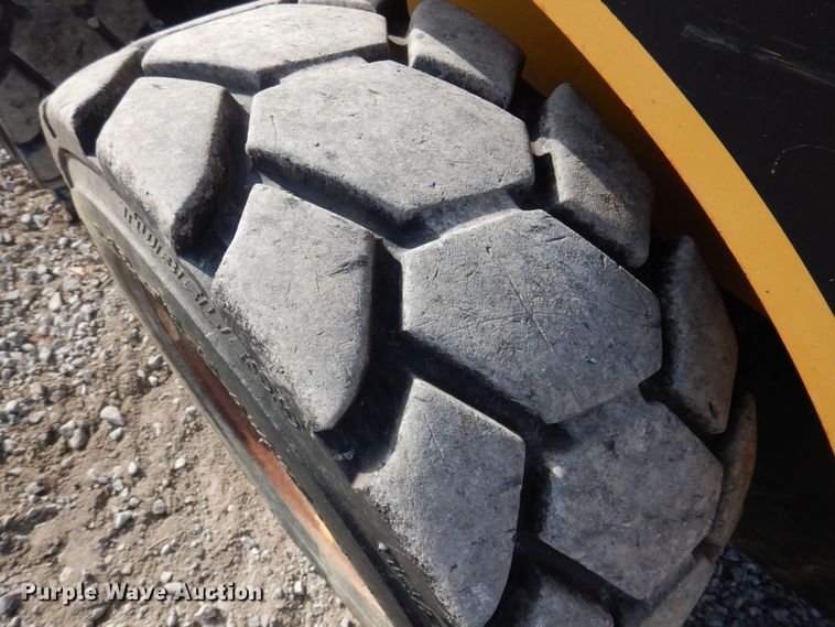 image for item MW9419 2006 Caterpillar 242B  skid steer loader