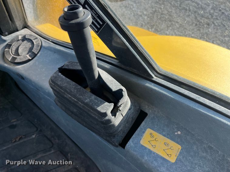 image for item MW9426 2002 New Holland LB75B  backhoe