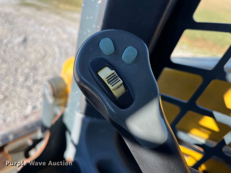 image for item MW9428 2013 Gehl V270  skid steer loader