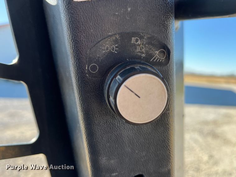 image for item MW9428 2013 Gehl V270  skid steer loader