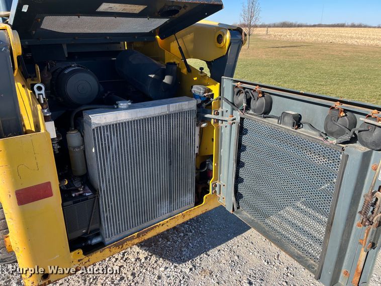 image for item MW9428 2013 Gehl V270  skid steer loader