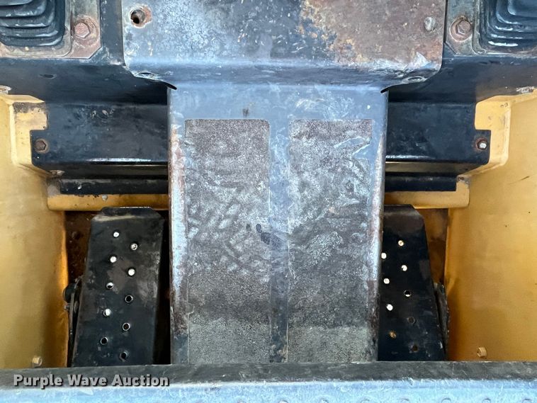 image for item MW9429 1999 New Holland LX665  skid steer loader