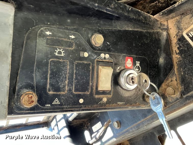 image for item MW9429 1999 New Holland LX665  skid steer loader