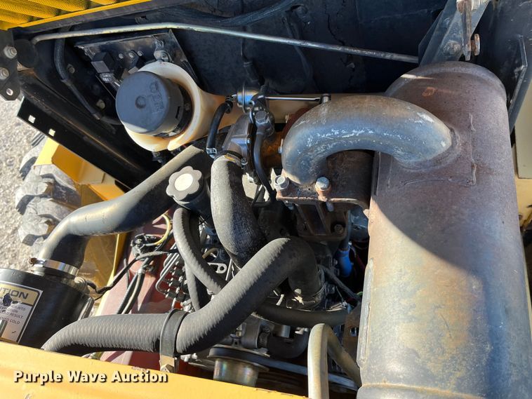 image for item MW9429 1999 New Holland LX665  skid steer loader