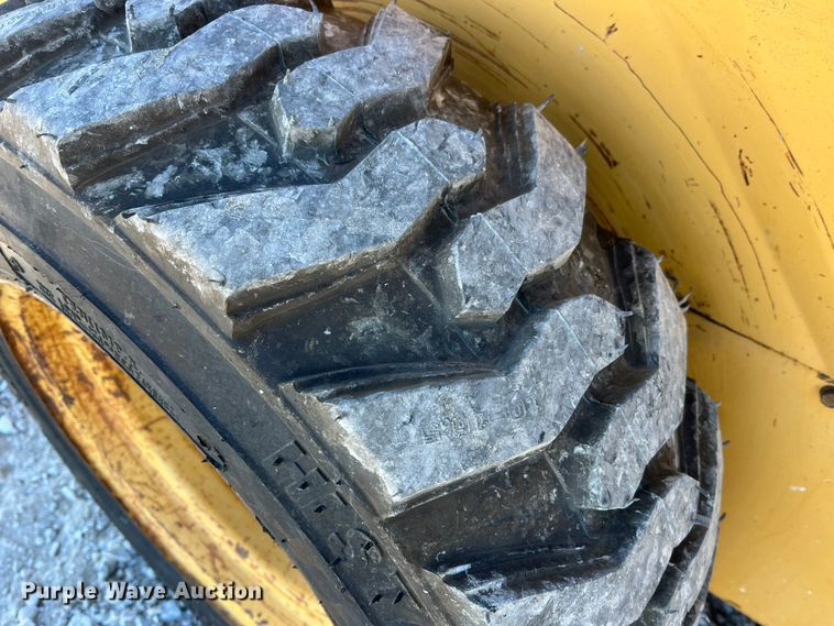 image for item MW9429 1999 New Holland LX665  skid steer loader