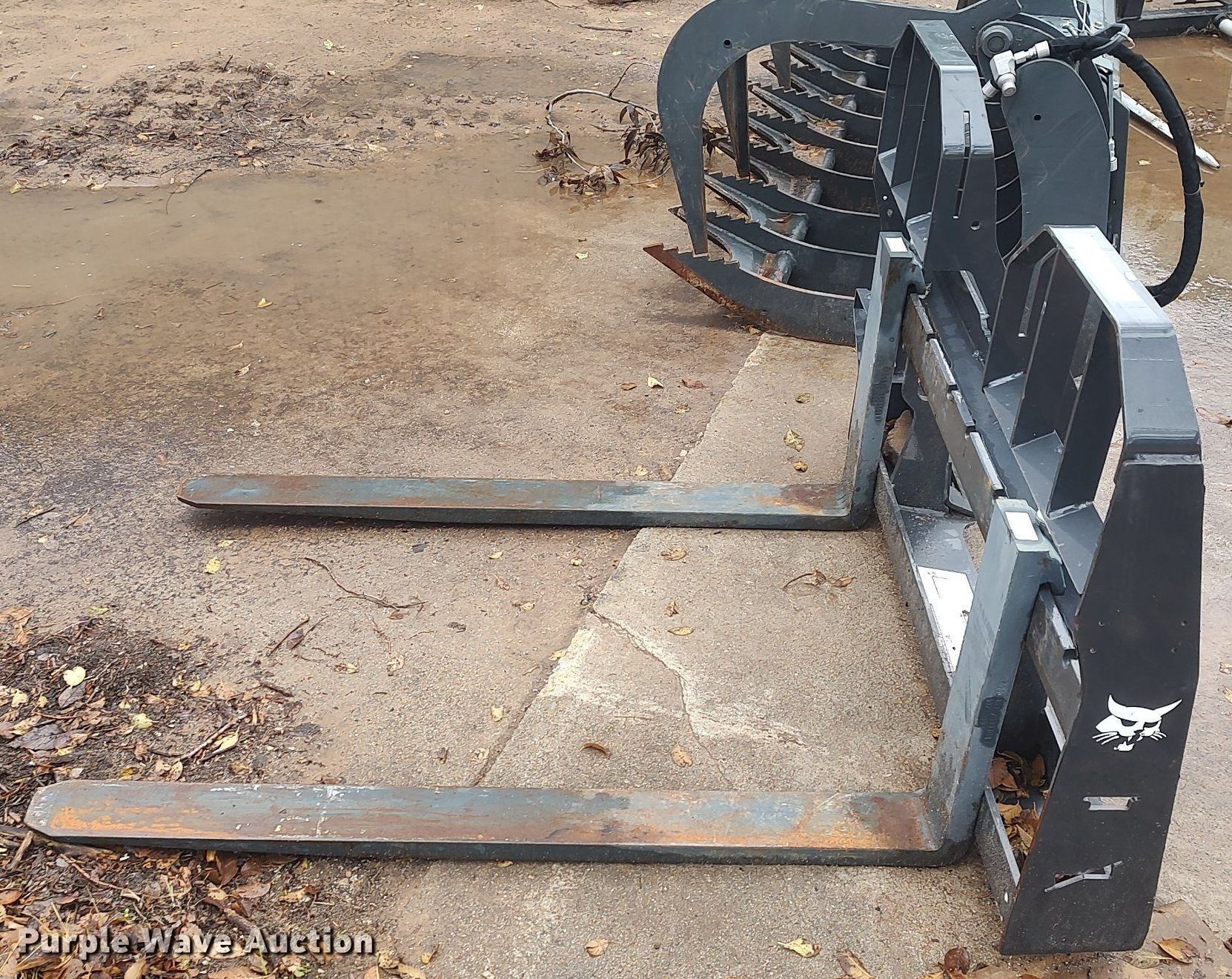 Bobcat skid steer forks in Ponca City, OK Item MM9860 sold Purple Wave